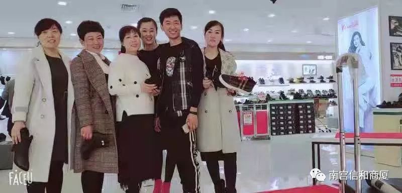 LV柜员与男客户暧昧引发纠纷，原配揪衣领现场成焦点事件