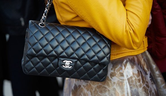 探究往年11月13日Chanel Santini最新时尚潮流与个人立场的交织风采图展示