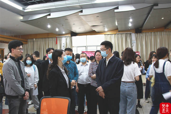 巩义最新招聘盛况下的多元观点探讨，十一月二十日招聘市场观察
