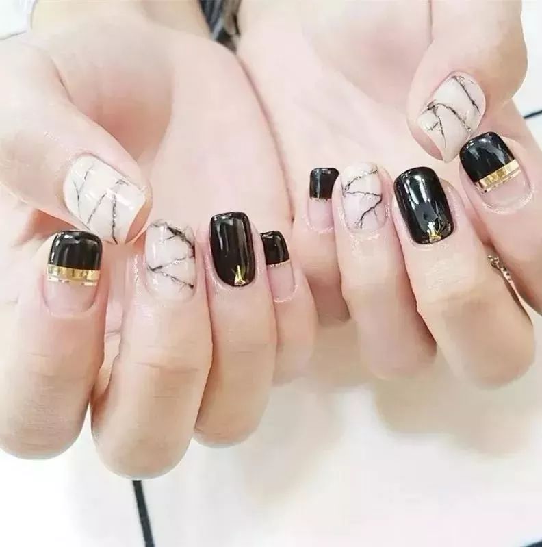 探秘时尚秘境，隐藏在角落的绝美美甲艺术之旅（最新美甲图片展示）