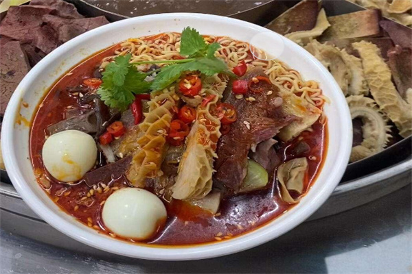 独家喷泉牛杂，传统美食焕新魅力